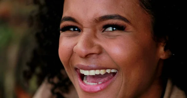 Menina Negra Feliz Rindo Sorrindo Espontaneamente — Fotografia de Stock