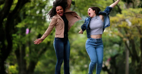 Энтузиастичные Веселые Девушки Прыгающие Воздух — стоковое фото