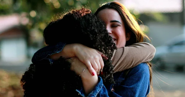 快乐的团聚 两个女朋友拥抱在一起 很高兴又见面了 两个人拥抱在一起 — 图库照片