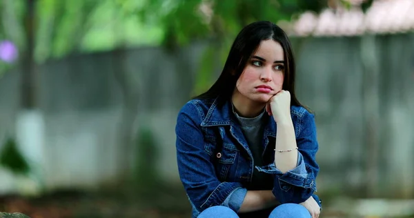 悔しさと悪い思い出を感じる欲求不満な若い女性 — ストック写真