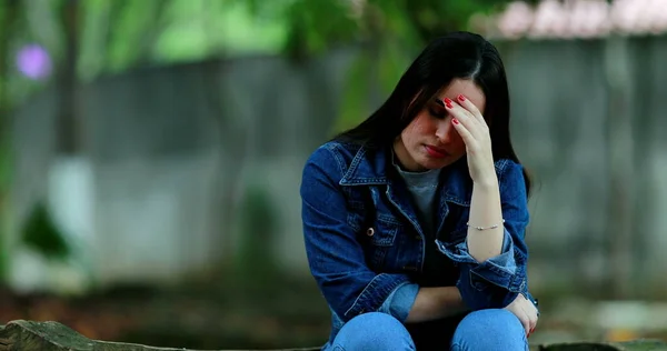 Mujer Joven Frustrada Sintiendo Pesar Malos Recuerdos —  Fotos de Stock