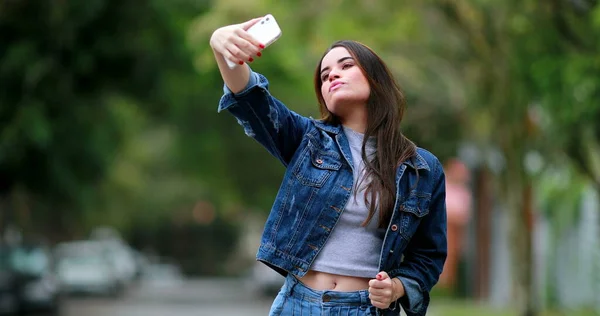 Millennial Menina Tomando Selfie Com Telefone Fora — Fotografia de Stock