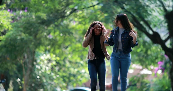 Entusiasmadas Duas Jovens Mulheres Comemorando Boas Notícias Diversos Meninas Dançando — Fotografia de Stock