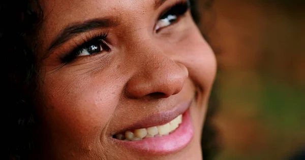 Krásná Brazilská Hispánská Černoška Zavírající Otvírající Oči Rozjímání — Stock fotografie