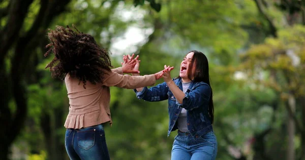 Zabawa Szczęśliwa Dwie Różnorodne Dziewczyny Skaczące Tańczące Radości Ludzie Świętują — Zdjęcie stockowe