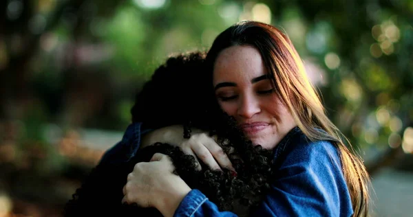 Empatia Mulher Abraçando Amigo Fora — Fotografia de Stock
