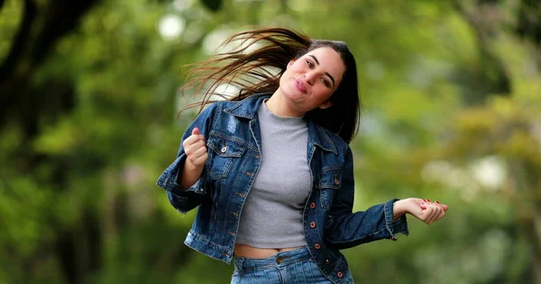 Diversión Emocionada Mujer Joven Feliz Bailando Con Alegría Fuera Naturaleza — Foto de Stock