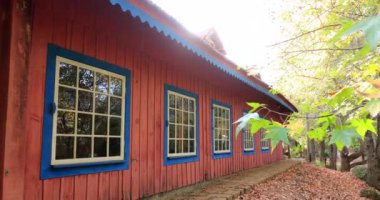 Doğadaki kulübenin dışından.