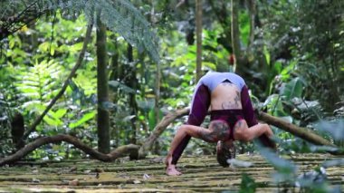 Açık havada yoga öğreten esnek atletik kadın.