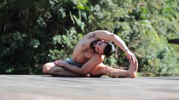 运动员在大自然中伸展身体 运动健美操的英俊男子 — 图库视频影像