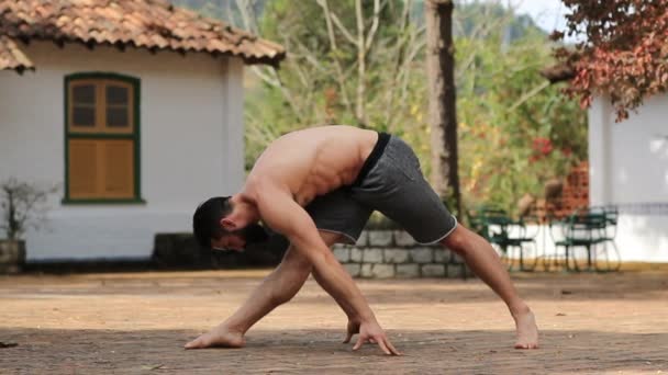 运动员训练瑜伽在室外姿势 — 图库视频影像