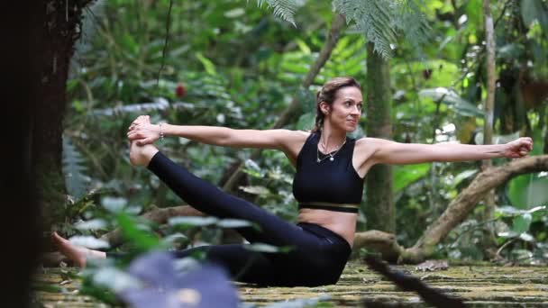 Donna Che Pratica Yoga All Aperto Nella Foresta Naturale — Video Stock