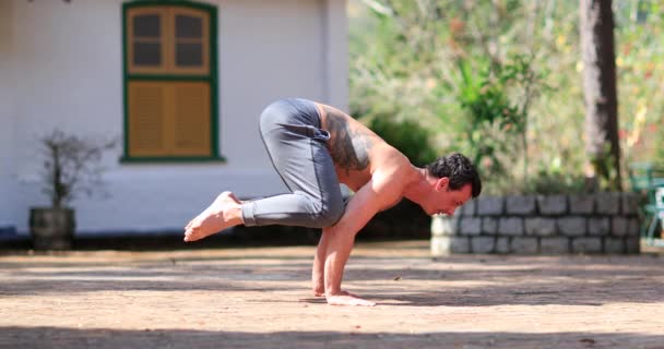 Mann Trainiert Bakasana Yoga Asana Freien2 — Stockvideo