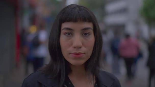 Close Vrouw Met Inheemse Kenmerken Staan Stedelijke Straat Stoep Kijken — Stockvideo