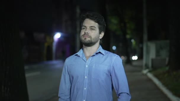 Молодой Бизнесмен Гуляет Ночью Городской Улице После Работы Задумчивый Парень — стоковое видео