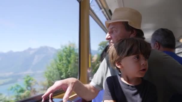 Büyükbabam Torunu Kucağındayken Trenle Seyahat Ederken Manzara Fotoğrafı Çekiyor Taşımacılık — Stok video