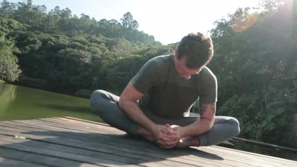 Йоги Растягивает Тело Открытом Воздухе — стоковое видео