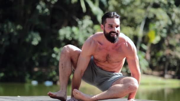 Sportman Gezicht Oefenen Yoga Met Ernstige Vastberaden Gezicht Het Begrip — Stockvideo