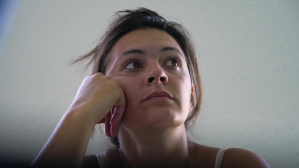 Uma Mulher Pensativa Ponderar Dilema Close Face Pessoa Pensando Contemplação — Vídeo de Stock