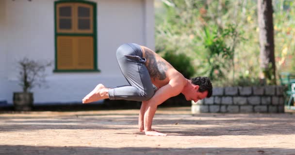 Εκπαίδευση Bakasana Yoga Asana Εξωτερικούς Χώρους — Αρχείο Βίντεο