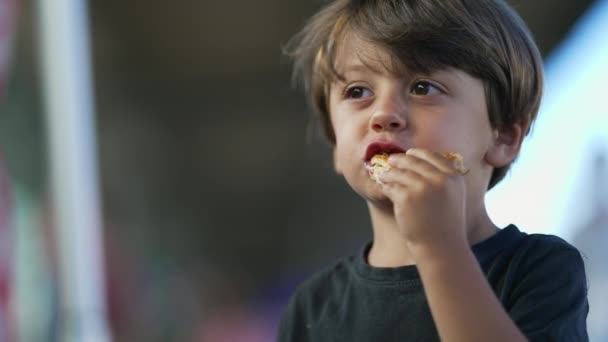 귀여운 밖에서 조각을 있습니다 아이가 간식을 먹는다 — 비디오