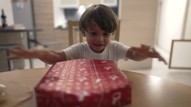 Подарок Открытие Ребенка Один Маленький Мальчик Разворачивает Подарок — стоковое видео