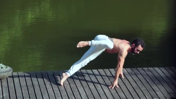 Человек Практикующий Йогу Свежем Воздухе Палубе Поднимающий Ноги — стоковое видео