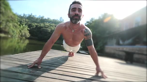 瑜伽运动员在室外练木板健身 — 图库视频影像