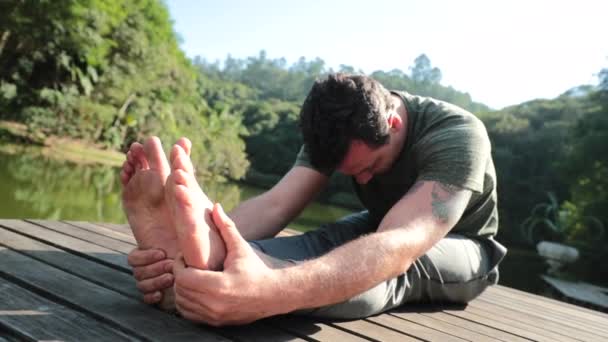 Uomo Allunga Gambe All Aperto Natura Persona Che Pratica Yoga — Video Stock