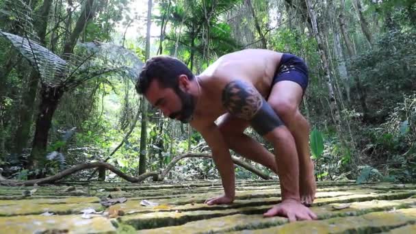 Atletisk Mand Træning Yoga Udendørs – Stock-video
