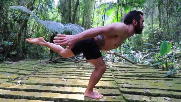 Atletik Adam Dışarıda Yoga Eğitimi Alıyor — Stok video