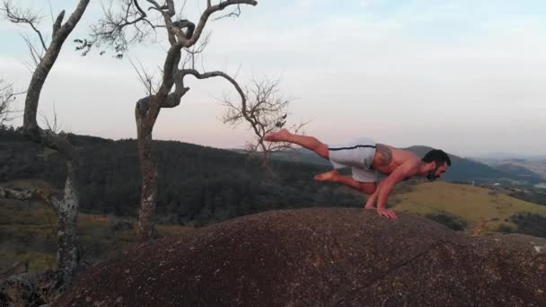 运动员在室外岩石顶上练习瑜伽 — 图库视频影像