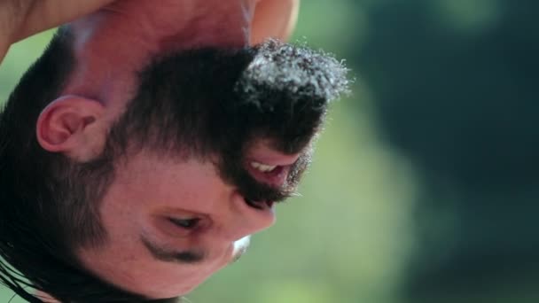 Крупный План Человека Склоняющего Лицо Позе Йоги — стоковое видео