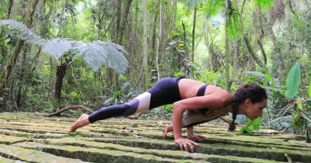 训练困难瑜伽的女运动员在室外摆姿势 — 图库视频影像