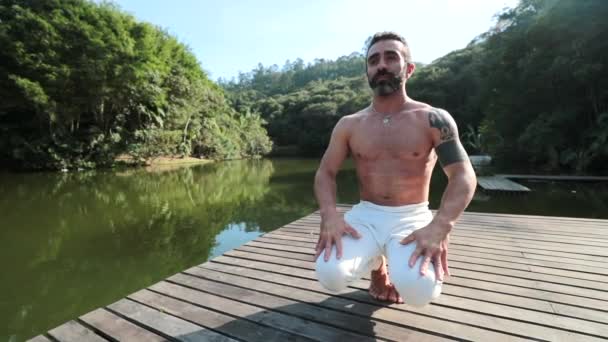 Uomo Yoga Che Esercita Equilibrio Equilibrio — Video Stock