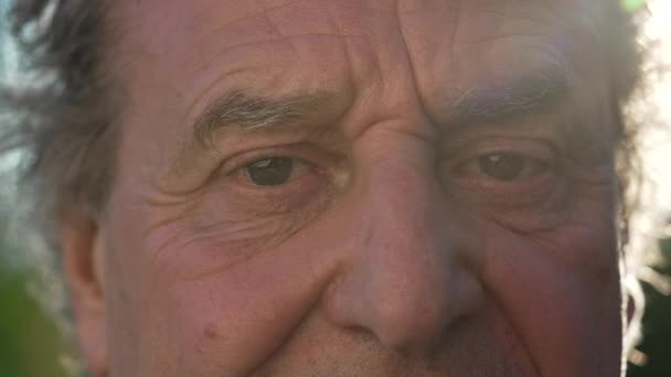 Dojrzały Starszy Mężczyzna Zamyka Twarz Oczy Rozbłyskiem Słonecznym Zewnątrz Makro — Wideo stockowe