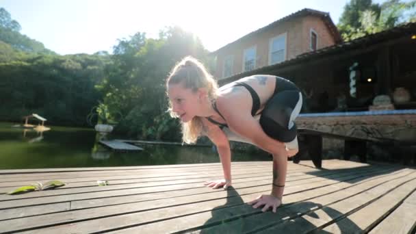 Fit Yoga Frau Krähen Pose Übt Krafttraining — Stockvideo