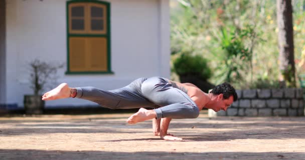 Mann Trainiert Bakasana Yoga Asana Freien — Stockvideo