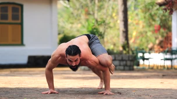 Yogi Athlete Man Training Strength Asana Pose Outdoors — Stock Video