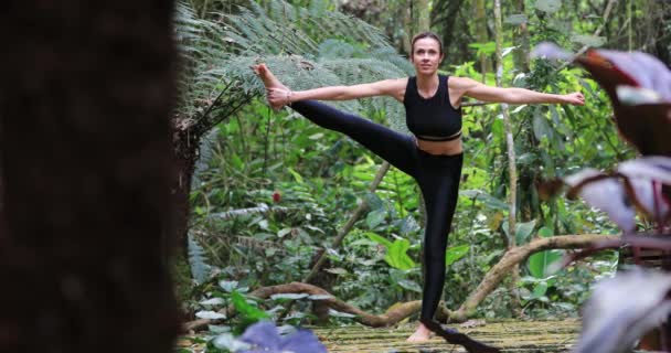 Yoga Eğiten Yogi Kadın Doğada Denge Pozu Veriyor — Stok video