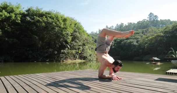 Personne Pratiquant Yoga Plein Air Dans Nature Jeune Homme Faisant — Video