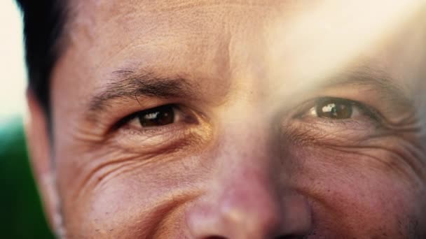Portret Uśmiechniętego Mężczyzny Zmarszczkami Makro Zbliżenie Męskiej Osoby Obiektywem Rozbłysk — Wideo stockowe
