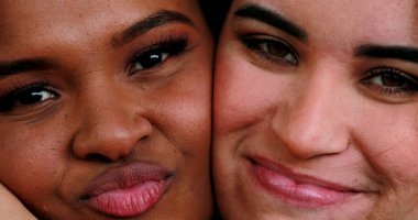 İki foncu kadın, kamera, çeşitlilik konsepti. Bağ kurma 2color