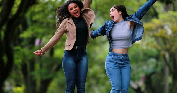 Dos Mujeres Saltando Aire Con Alegría Emoción — Foto de Stock