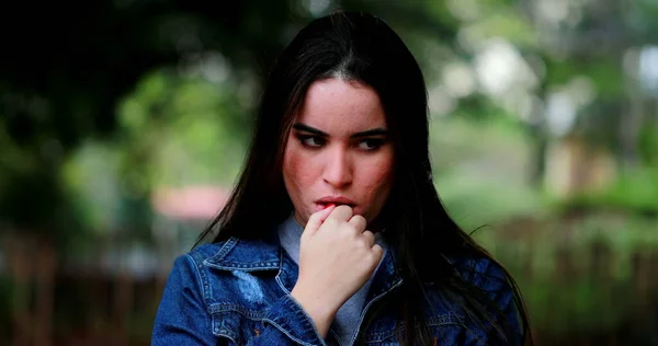 Mujer Joven Reflexiva Busca Solución Chica Pensativa Pensando Problema Del — Foto de Stock