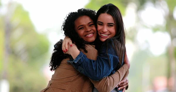 Dos Amigas Abrazándose Concepto Diversidad Dos Chicas Diversas Abrazándose Fuera —  Fotos de Stock