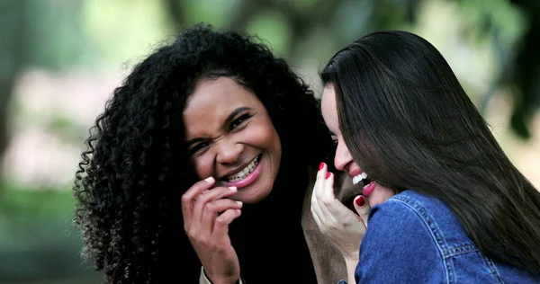 Zwei Mädchen Erzählen Klatschgeheimnisse Frau Wirklichen Leben Lacht Reaktion — Stockfoto