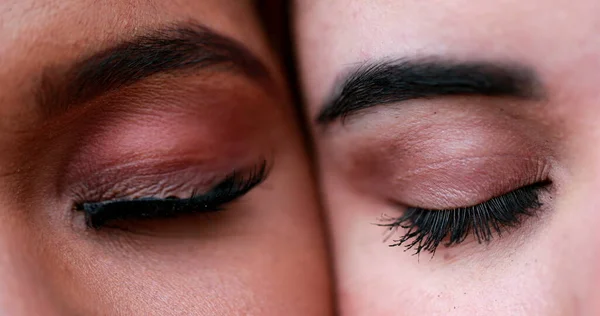 Dwie Piękne Zróżnicowane Kobiety Oczy Makro Zbliżenie Różnorodność — Zdjęcie stockowe
