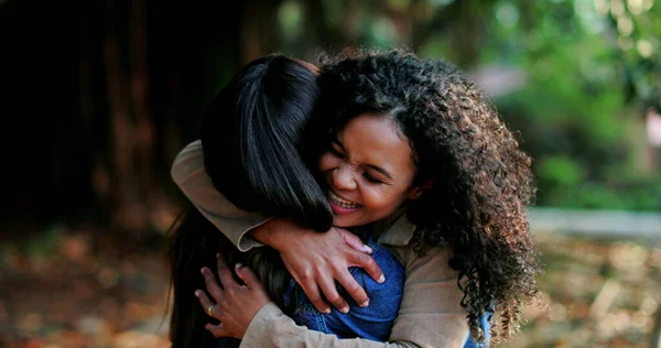 Δύο Ενθουσιώδεις Γυναίκες Αγκαλιάζονται Έξω Στο Πάρκο Ευτυχισμένοι Φίλοι Επανασύνδεση — Φωτογραφία Αρχείου