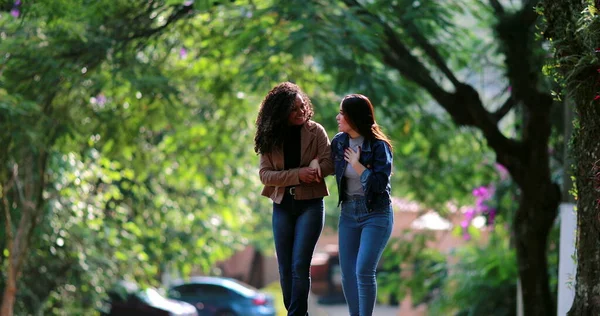 Két Fiatal Együtt Nevet Miközben Utcán Sétálnak — Stock Fotó